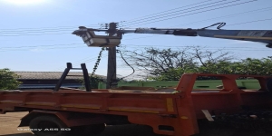 นายกเทศมนตรีตำบลเด่นชัย มอบหมายให้เจ้าหน้าที่ไฟฟ้า ลงพื้นที่ซ่อมแซมไฟสาธารณะที่ชำรุด ให้กลับมาใช้งานได้ตามปกติ