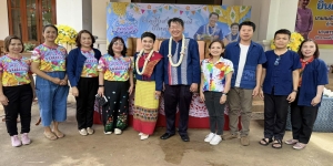 เทศบาลตำบลเด่นชัย ร่วมรดน้ำดำหัวและขอพรเนื่องในเทศกาลปี๋ใหม่เมือง