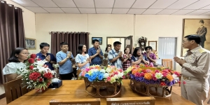 เทศบาลตำบลเด่นชัย ร่วมรดน้ำดำหัวและขอพรเนื่องในเทศกาลปี๋ใหม่เมือง นายอำเภอเด่นชัย