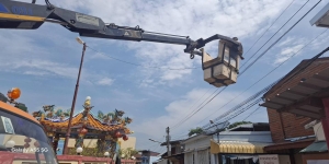 เทศบาลตำบลเด่นชัย มอบหมายให้เจ้าหน้าที่ไฟฟ้า กองช่าง ลงพื้นที่ซ่อมแซมไฟสาธารณะ ให้ใช้งานได้ตามปกติ