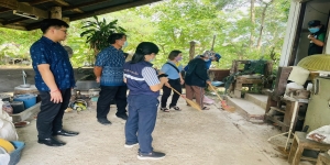 เทศบาลตำบลเด่นชัย เยี่ยมบ้านผู้ป่วยที่ประสบปัญหาความเดือดร้อน เพื่อร่วมกันวางแผนในการดูแลเรื่องอาหาร การทำความสะอาด