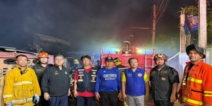 เทศบาลตำบลเด่นชัย สนับสนุนรถดับเพลิงพร้อมเจ้าหน้าที่  ระงับเหตุเพลิงไหม้บ้านเรือนประชาชนในพื้นที่ตำบลแม่จั๊วะ