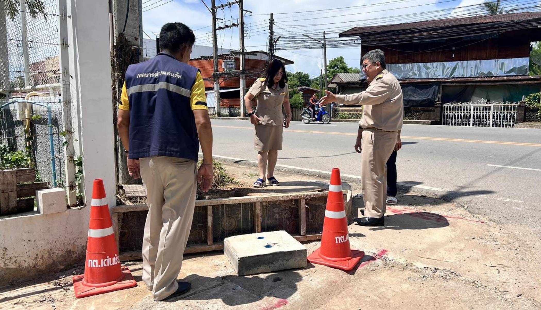 นายกเทศมนตรีตำบลเด่นชัย ลงพื้นที่ตรวจสอบการแก้ไขปัญหาเส้นทางจราจร เพื่อป้องกันการเกิดอุบัติเหตุกับประชาชนในพื้นที่หมู่ที่ ๒ ตำบลเด่นชัย