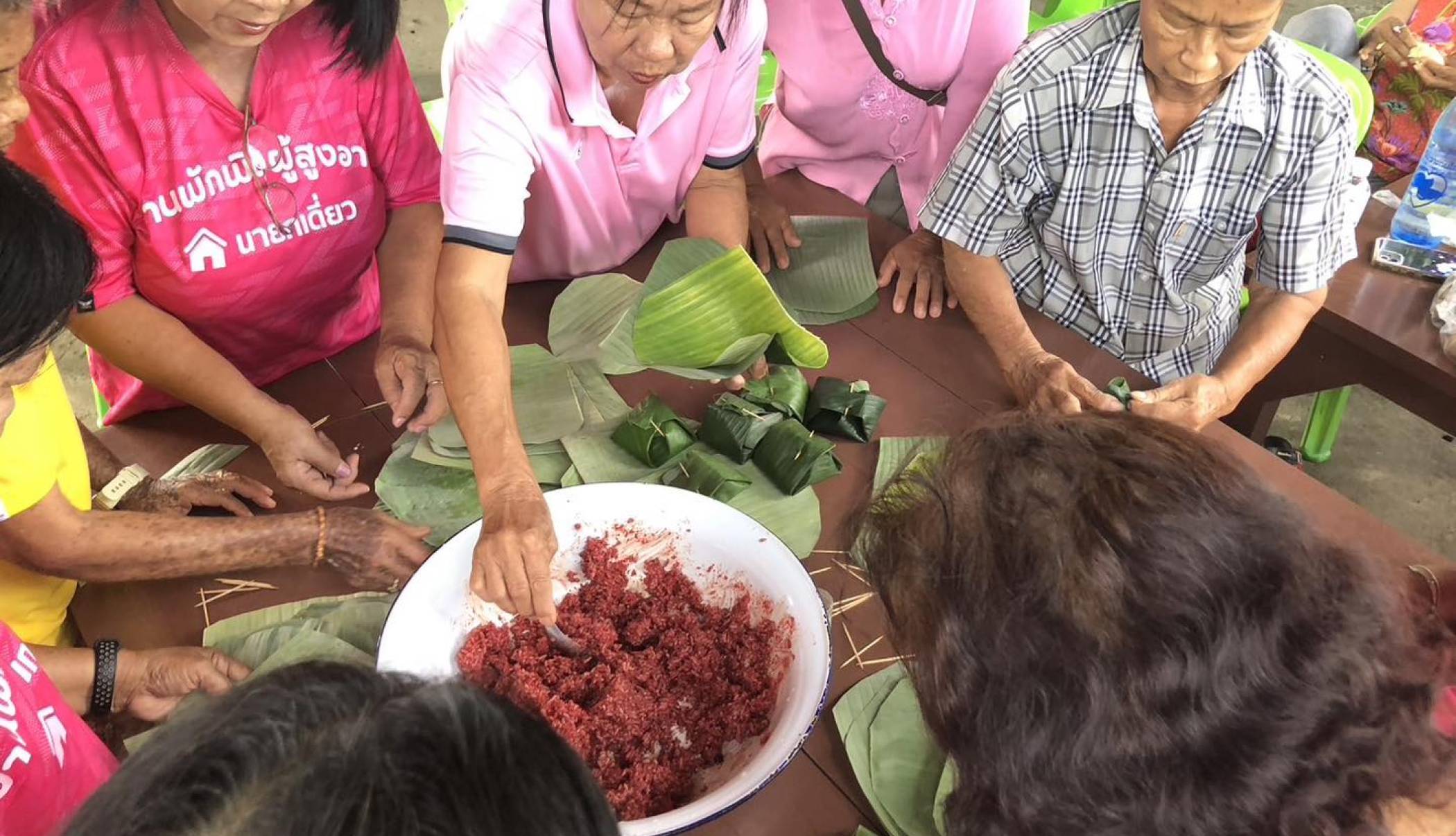 เทศบาลตำบลเด่นชัย จัดกิจกรรมเสริมสร้างสุขภาพในศูนย์ผู้สูงอายุ (Day Care Center) ในสัปดาห์นี้เรียนเรื่อง เรื่อง การทำอาหาร (ข้าวกั้นจิ้น)