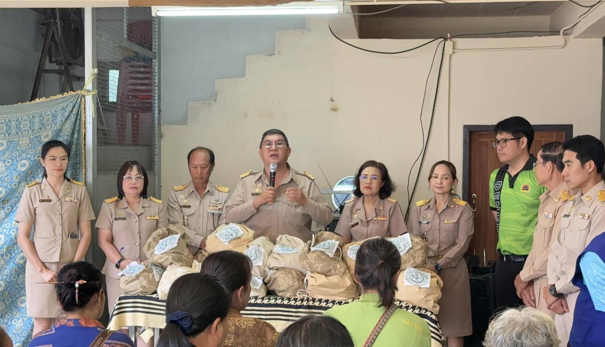 เทศบาลตำบลเด่นชัย มอบถุงยังชีพให้กับผู้ประสบอุทกภัย หมู่ที่ ๓ ต.เด่นชัย ซึ่งได้รับการสนับสนุนจาก สำนักงานเกษตรจังหวัดแพร่