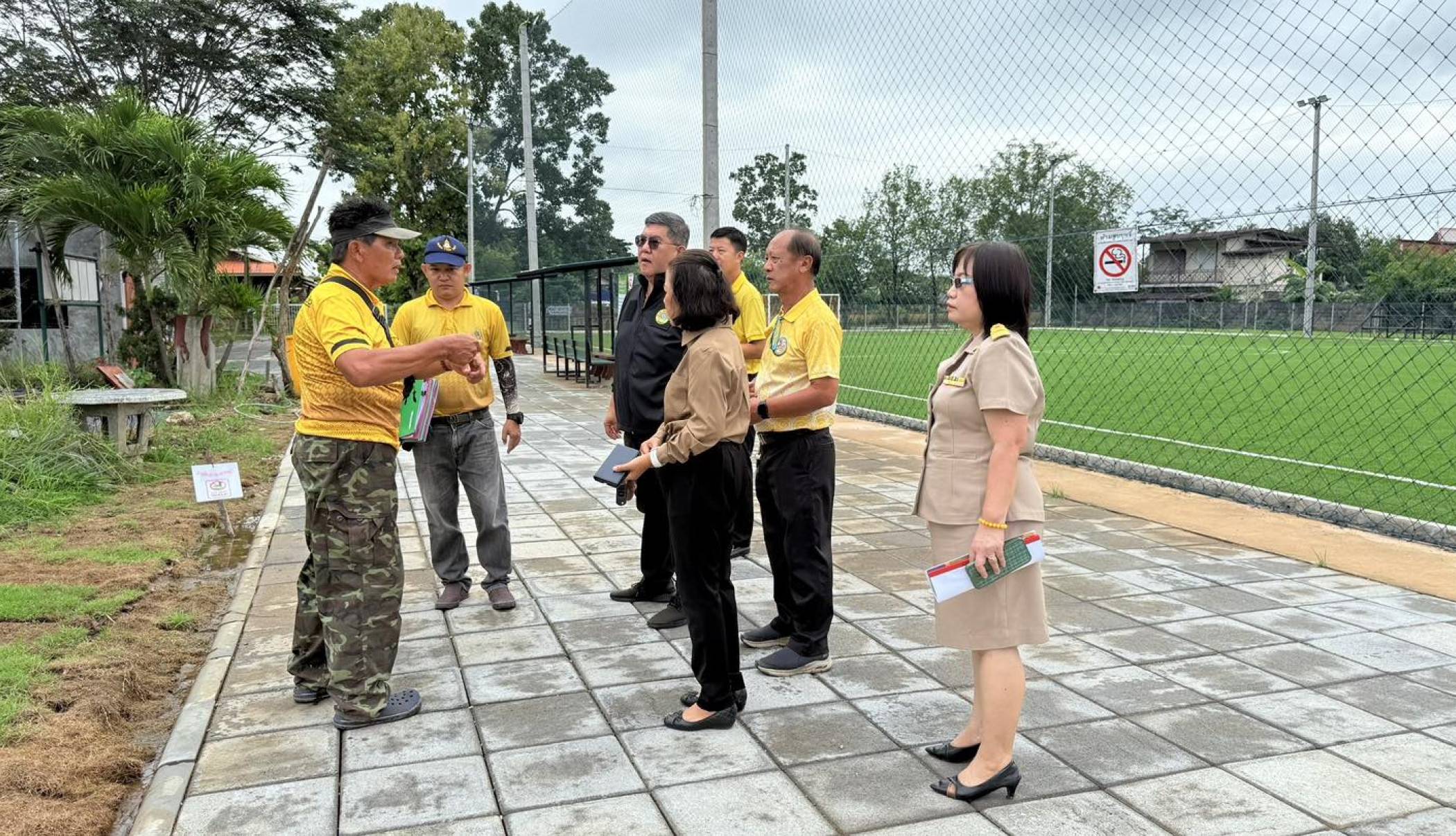 นายกเทศมนตรีตำบลเด่นชัย พร้อมด้วยคณะ ลงพื้นที่ตรวจงานโครงการปรับปรุงลานกีฬา หมู่ที่ ๑๐ ต.เด่นชัย และโครงการก่อสร้างโดมอเนกประสงค์โรงเรียนอนุบาลเทศบาลตำบลเด่นชัย
